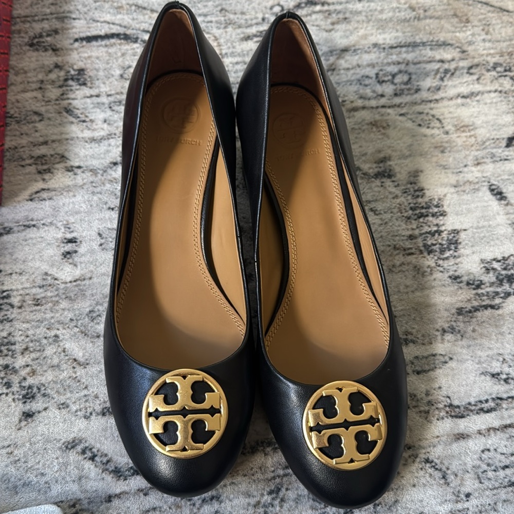 Tory Burch Black Chelsea Leather pumps with Gold Logo. Size 8